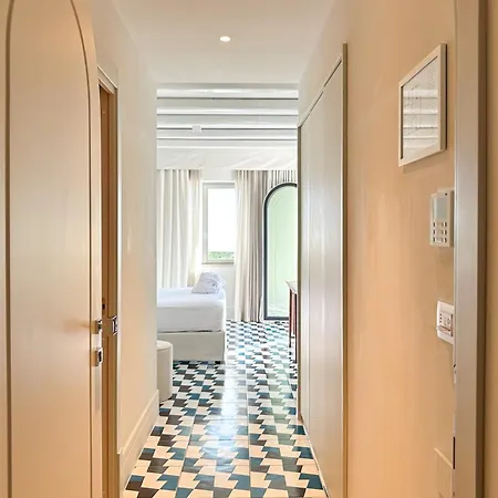 Dimora Dei Lari Hotel *