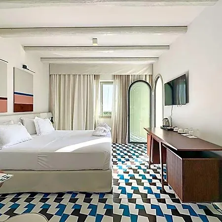 Hotel Dimora Dei Lari 3*