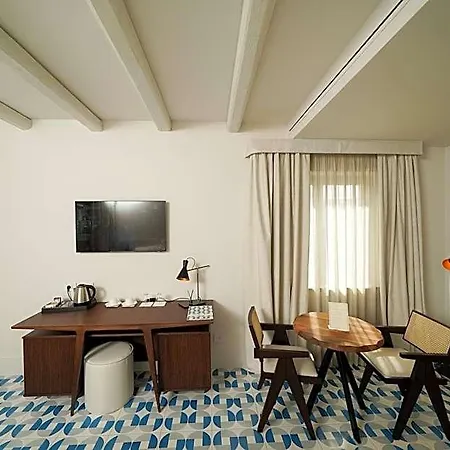 Hotel Dimora Dei Lari 3*